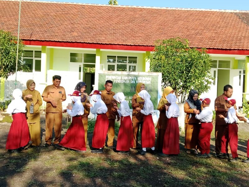 HALAL BIHALAL HARI PERTAMA MASUK SETELAH LEBARAN DI SD NEGERI 5 KAYUMAS KEC. ARJASA