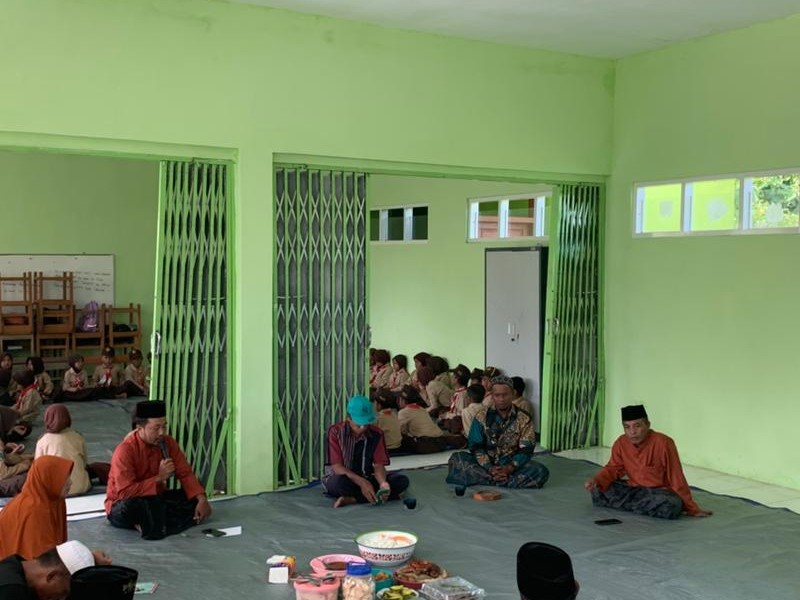 PEMBACAAN SHOLAWAT NARIYAH DI SDN 5 KAYUMAS SETIAP BULAN DI JUM'AT TERKHIR